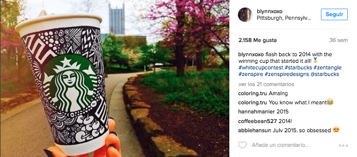 Screenshot de una publicación de Instagram de @blynnxoxo. La foto publicada muestra un envase de starbucks.
