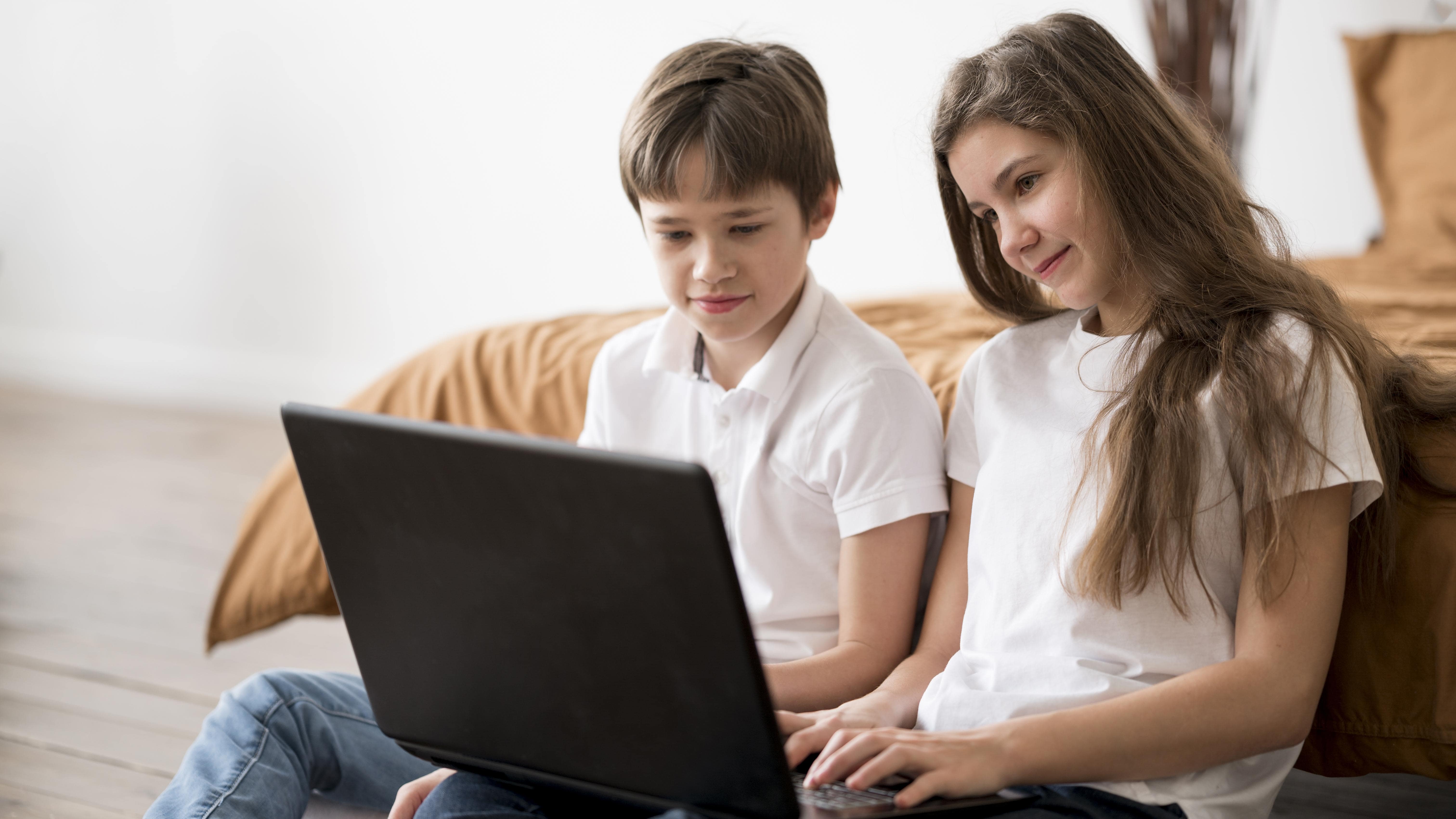 Adolescentes mirando Instagram y Facebook en el computador