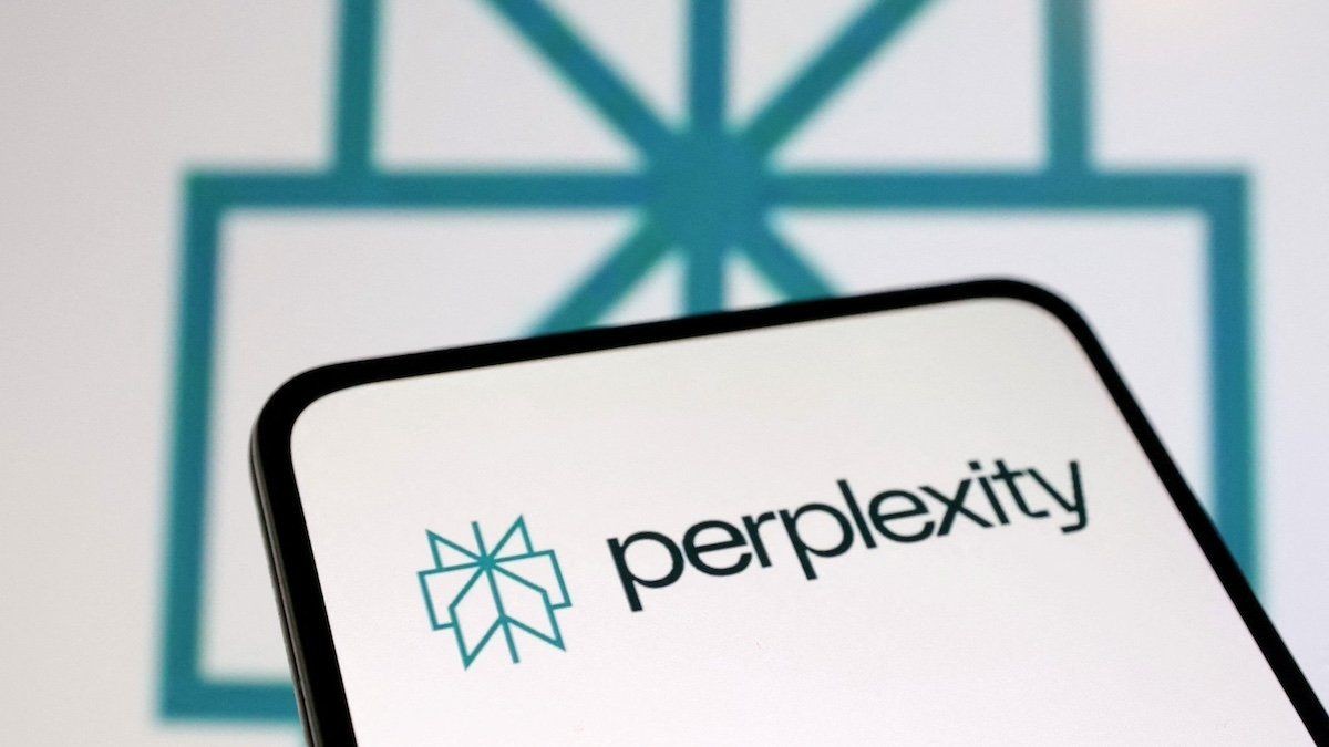 El logo de Perplexity en la pantalla de un celular