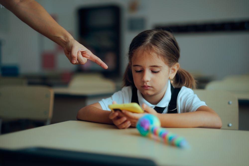 Regulación de celulares en colegios: El plan de Chile frente al mundo