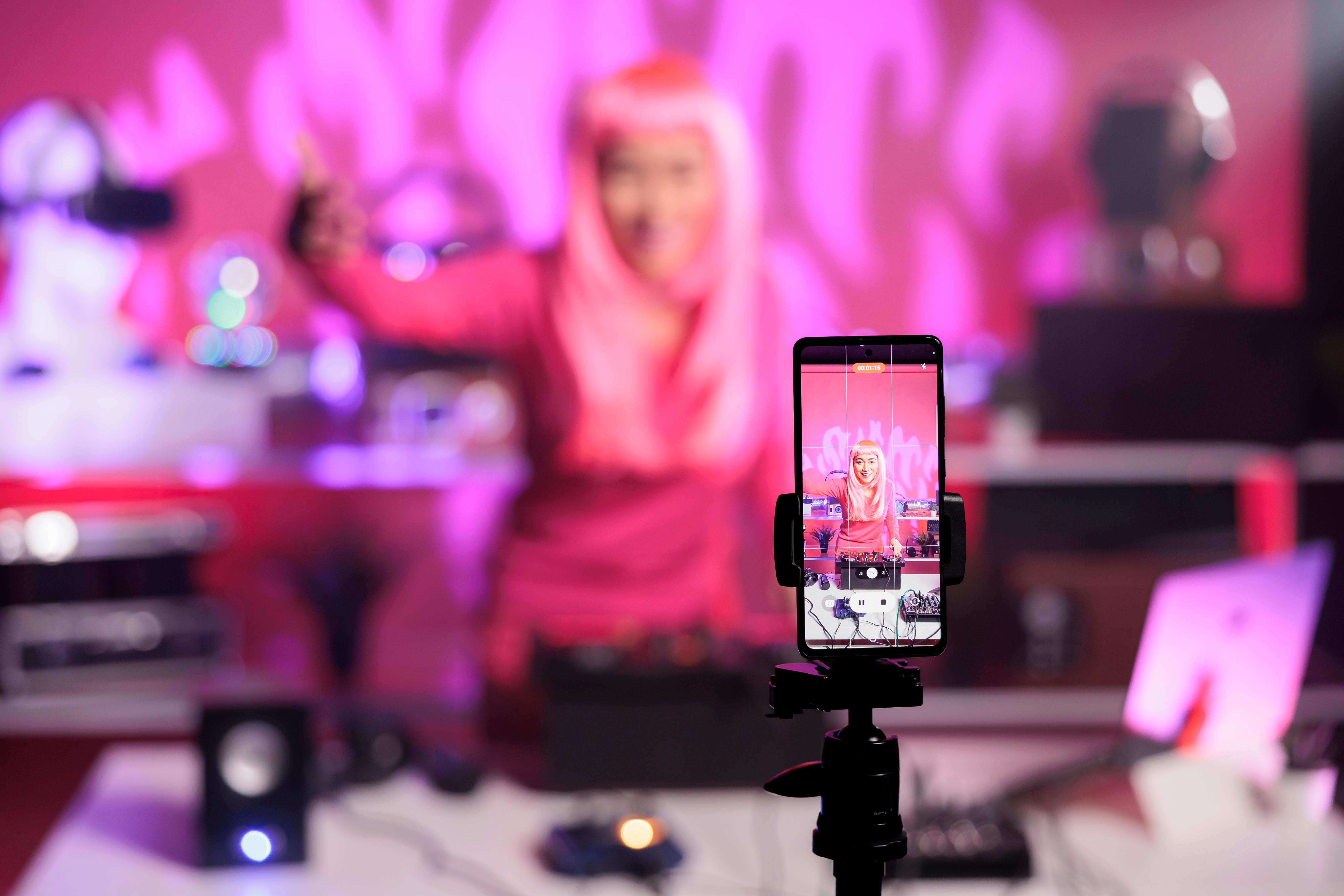 TikTok acelera su profesionalización: alfabetización en IA, LiveShopping y B2B